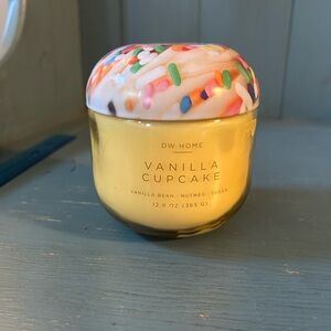 DW Home ~ Vanilla Cupcake Scented Candle 12.9 oz - Vanilla Bean - Nutmeg - Sugar